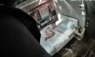 酒店偷拍情侣开房打炮纪实 韵味御姐趴在床上等着男友啪