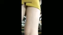 包臀大屁股骚女郎黑色T裤卡到阴