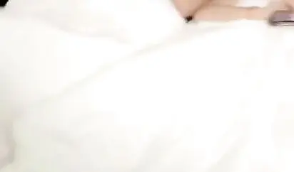 疯狂年轻人带一堆吃的宾馆开房淫乱群P两个年轻小妹子很嫩阴毛稀疏来大姨妈了也照样肏