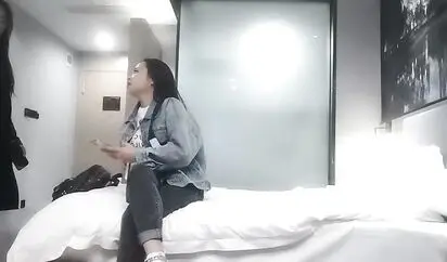 10.10屌哥油哥两个油腻大叔和两个美少妇酒店开着嗨歌淫乱4P