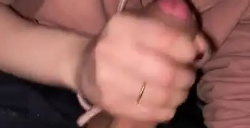 美丽的学生妹邻居在隔壁朋友还在的时候 帮我深喉口交