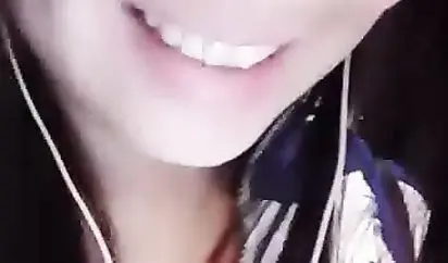 白嫩美女装嫩穿着学生服套装直播手机叫车然后车上聊天引诱好久没做的私家车司机车震啪啪啪对白精彩