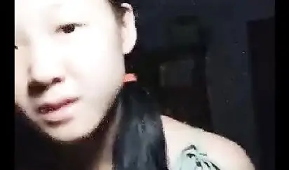 家境贫寒的纯情小村姑在那个看了有点让人心酸的家直播听说这样能赚钱脱贫妈妈也好奇过来看看