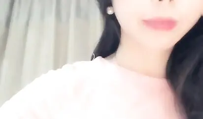 高颜值美女丑曦第三部抖臀诱惑收费秀 苗条身材翘着屁股来大姨妈自摸逼逼 很是诱惑喜欢不要错过