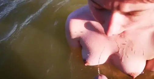 公开羞辱海滩上的妓女 用于脱衣服和喝尿