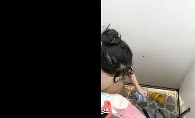海邊隔板浴室偷窺各種小姐姐 撒尿沖涼換衣服 被發現還繼續拍(22)
