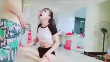 大胆的兄妹俩在家搞乱伦 差点被妈妈发现 相当刺激