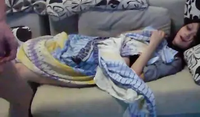 二毛哥请漂亮女同事吃饭用啤酒把她灌倒直接在沙发上啪啪