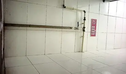 全景电信营业厅员工女厕偷拍刚分配来的面目清秀眼镜女大学生