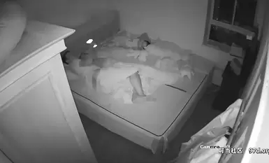 黑客破解家庭網路攝像頭偷拍 幾對剛有小孩不久的年輕小夫妻性慾強啪啪啪