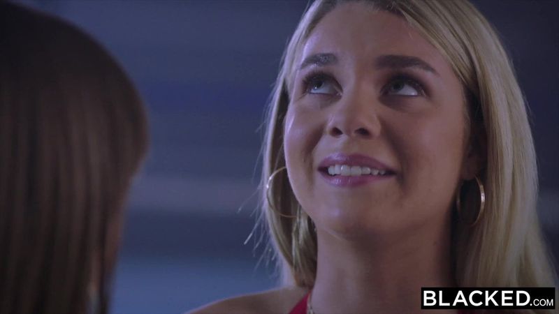 Blacked Riley Reid 被兩隻公牛Dp