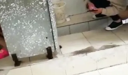 妹子下课拿着手机进厕所把全班女同学嘘嘘拍了个遍