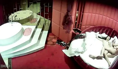 单位中年男领导和漂亮女下属酒店偷情 男的真猛干完后女的睡着了还不放过继续把她操醒 干完后接着又操