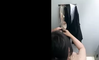 海邊隔板浴室偷窺各種小姐姐 撒尿沖涼換衣服 被發現還繼續拍(24)