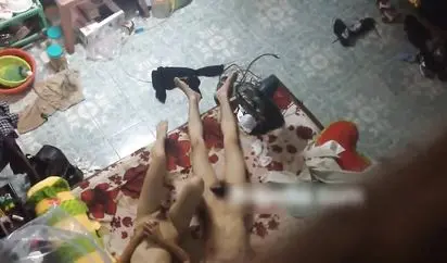 出租屋偷窥隔壁小两口过夫妻生活男的还挺猛的