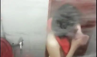 窗外偷窥邻居大学生美眉洗澡大胸细腰让人有一种想抱着她后人的冲动妹子貌似来月事了