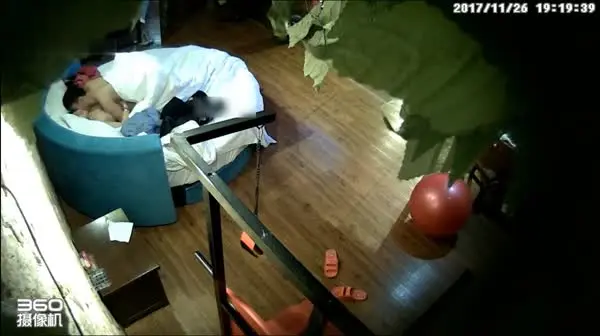 喷血推荐-绿叶房偷拍清纯漂亮大学美女被男友爆操一次不过瘾把他锁在炮椅上自己坐鸡巴上面干 真厉害操了3次