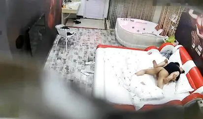 精品酒店大皮床偷拍小伙和单位少妇开房偷情女女擦逼才发现说流了好多血