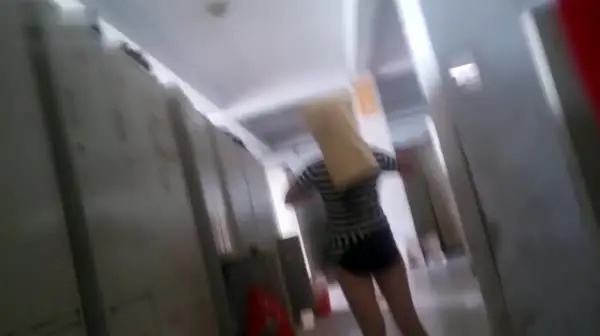 奇葩 男扮女装进入女澡堂更衣室 一边偷拍一边打飞机