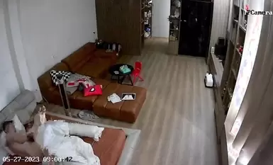 黑客破解家庭網路攝像頭偷拍 老哥和身材苗條的漂亮媳婦各種姿勢晨炮呻吟動人