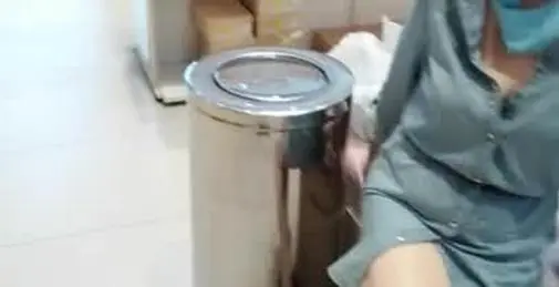 我试穿新鞋子的时候太兴奋了 以至于我在鞋店里高潮了