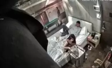 连锁酒店偷拍情侣开房打炮 女人韵味十足的美艳少妇