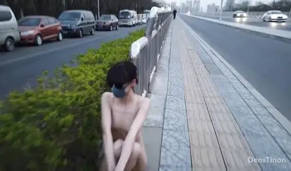 最近很火的北京天使DensTinon极限露出挑战大白天街上全裸行走过天桥进入宜家貌似已被路人发现