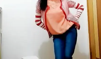好身材艺校白嫩妹子浴室全裸边唱新年童谣边扭臀晃腰蹦达 还做高难度下腰劈叉