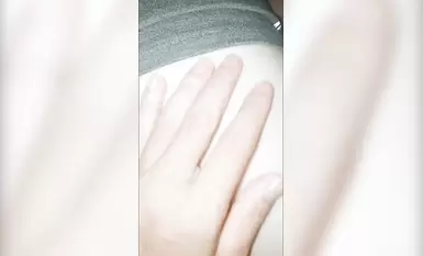 越南小伙趁妹妹睡着偷偷潜进妹妹房间