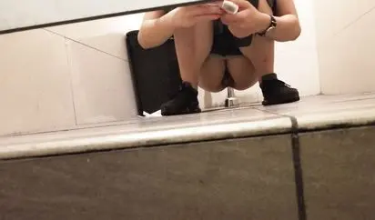 极品4K超清偷拍低胸吊带胸部印广告loge的高挑模特妹嘘嘘