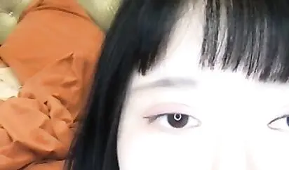 颜值不错短发萌妹子裸秀 情趣学生制服自摸奶子手指摩擦阴蒂 很是诱惑不要错过