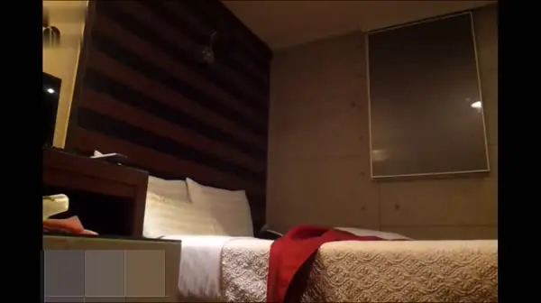 經典推薦 猥瑣男盜攝與女神級女友開房 簡單親熱就扒褲子肏穴 完整版