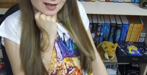 可爱问家伙舔她的阴部多汁 得到了强烈的性高潮