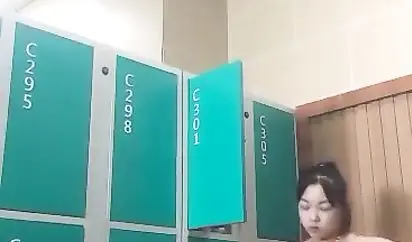 坑爹女主播潜入浴场更衣室洗浴间偷拍今天选的时间段还不错有不少年轻妹子