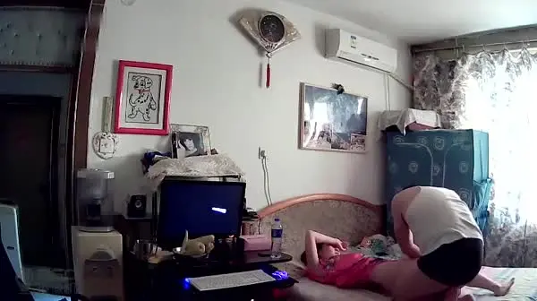 家庭实况360监控拍老公想要了 不停挑逗媳妇 两个乳房吧唧吧唧轮流吸 小媳妇各种理由拒绝 大白天这么亮多害羞 清晰对白.mpg