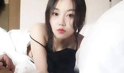 超极品真实18岁校花酒店和男同学班长无套激情啪操 抓着肉棒往穴里塞