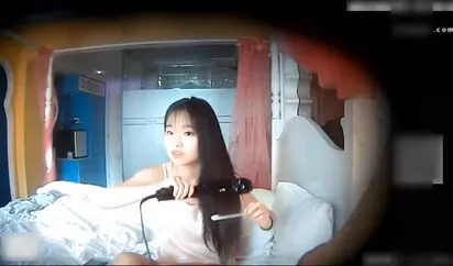 高颜值清纯可爱美少女干净白嫩有点明星气质被眼镜男友搂起双腿卷曲身子猛干下下到底年轻人真是激情版