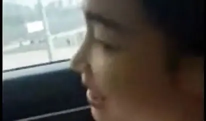 逼毛浓密性感的白领小姐姐搭顺风车聊得投机就和司机小哥在路边车震