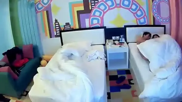 小旅馆偷拍白嫩美女秘书和领导出差被领导左床干到右床瘫软在床上