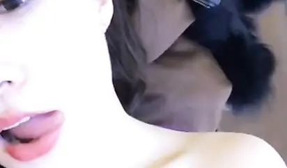 美乳女神思瑞穿着性感情趣内衣和狼友互动下面貌似流血了床单都弄脏了