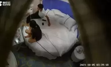 酒店偷拍甄选 情趣圆床房 1男游走2姐妹之间 1哭2闹3操逼 被操的时候骚劲 老公 操我 我好痒