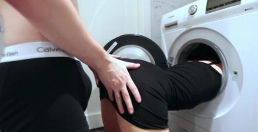 剧情：猛操卡在洗衣机的少妇