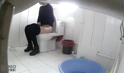 屌丝房东真聪明为了偷拍女房客嘘嘘居然把360摄像头放洗手盆下面角度刚刚好