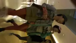 红色丝袜拉拉底裤遭偷拍
