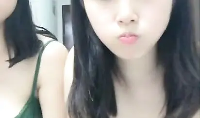 童颜大奶两个萌妹子裸秀诱惑 全裸跳蛋塞逼逼浴室洗澡非常诱人 很是诱惑喜欢不要错过