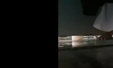 海邊隔板浴室偷窺各種小姐姐 撒尿沖涼換衣服 被發現還繼續拍(7)