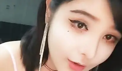 网红女神小范冰冰全程露脸大秀互动 逼逼很干净粉嫩奶子又大又圆还很挺 道具包菊花撅着屁股给你看 呻吟可射