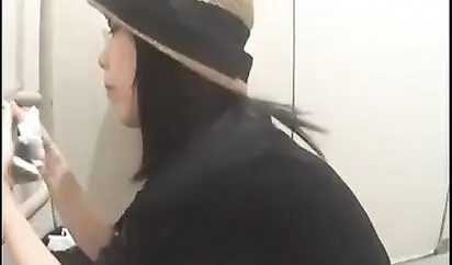 全網首發-最新廁拍-外站最新流出-商場蹲廁多角度偷拍奇怪妹子莫名其妙的對著側面鏡頭傻笑 7人次 稀缺資源勁爆收藏