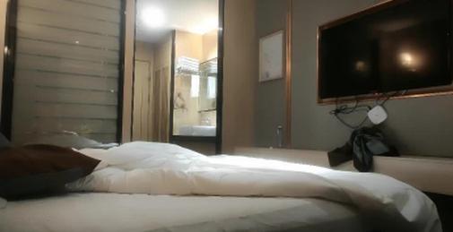 花总奉上-跳舞的熟女