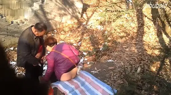 村里秃顶老书记丧偶为了解决生理问题只好打野食插几下看一看再继续插射完了还伸手摸一摸野鸡的下面